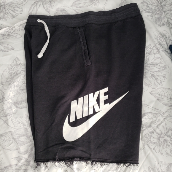 Size M Black Nike sweat shorts - Picture 4 of 4